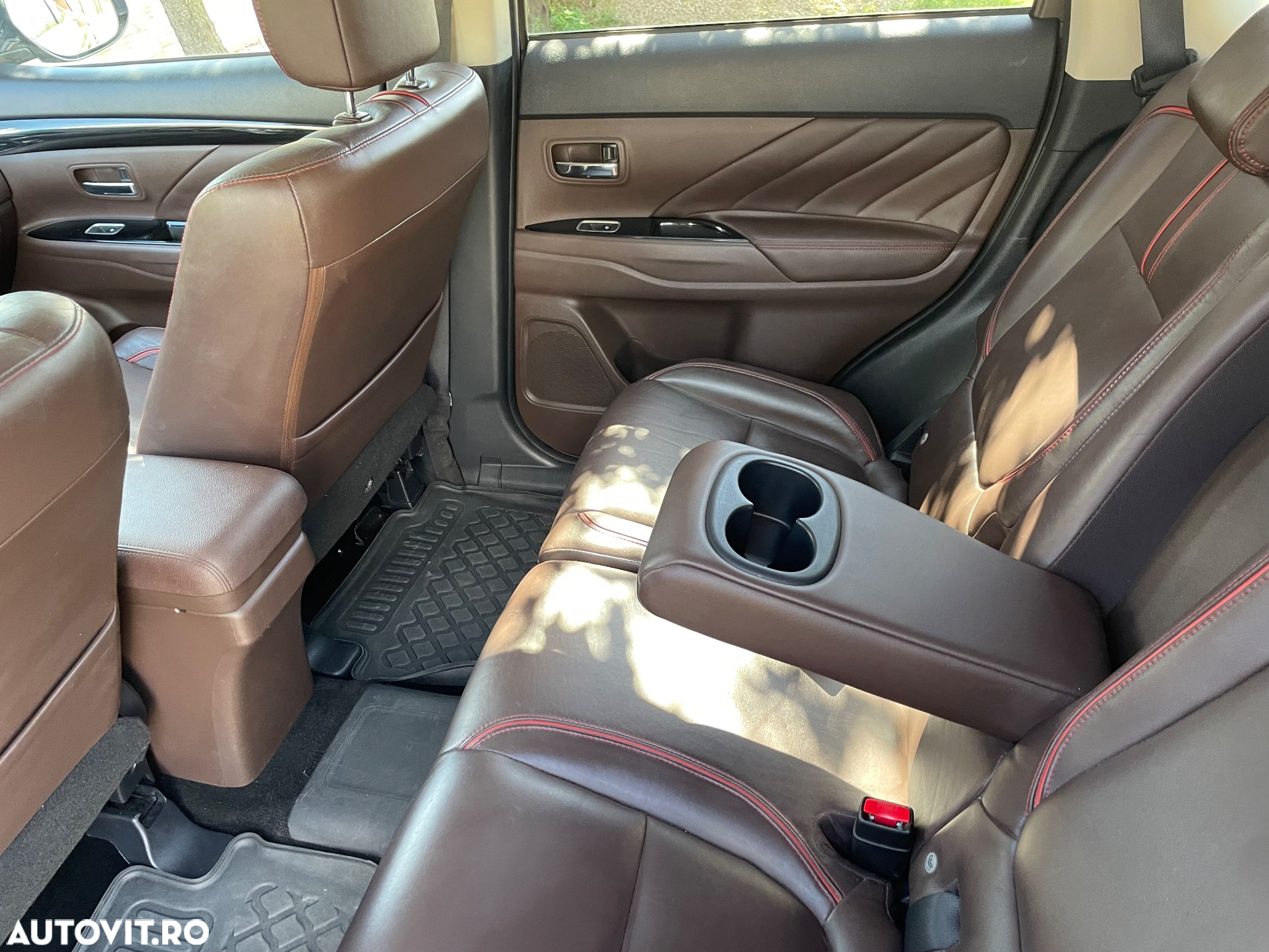Mitsubishi Outlander - 2