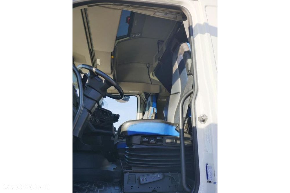 Volvo Vehicle Tractor 4x2 Standard - 8