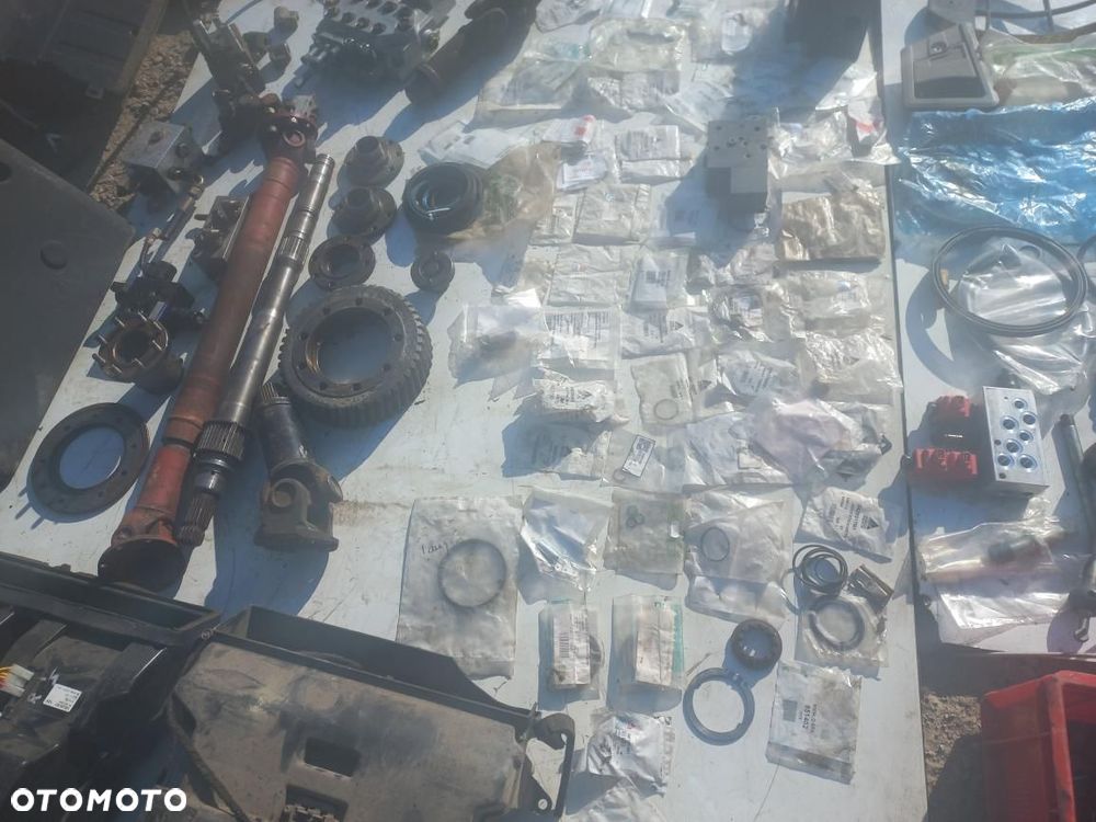 Części MERLO siłownik hydrauliczny,zamek siłowy, 08350803043501A, 28,7 Blok zaworowy, 26,6 ,układ planetarny32,12 pochwa mostu 045568 ,041870,045367,097686,042440,wkład mostu 024849,P36.10,dyferencjau,nagrzewnica,klimatyzator,053121,107714,13 atak,spoiler,klamka,rozdzielacz sterujący 4011840, 057347,chłodnica kuler,oleju,krzyżak,półoś,piasta,cewka,zawór,nadmuch,wentylator manitou,joystick,płyta sterująca, - 16