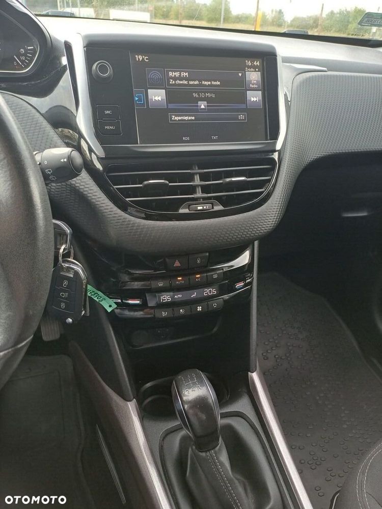 Peugeot 2008 1.2 Pure Tech Style S&S - 17
