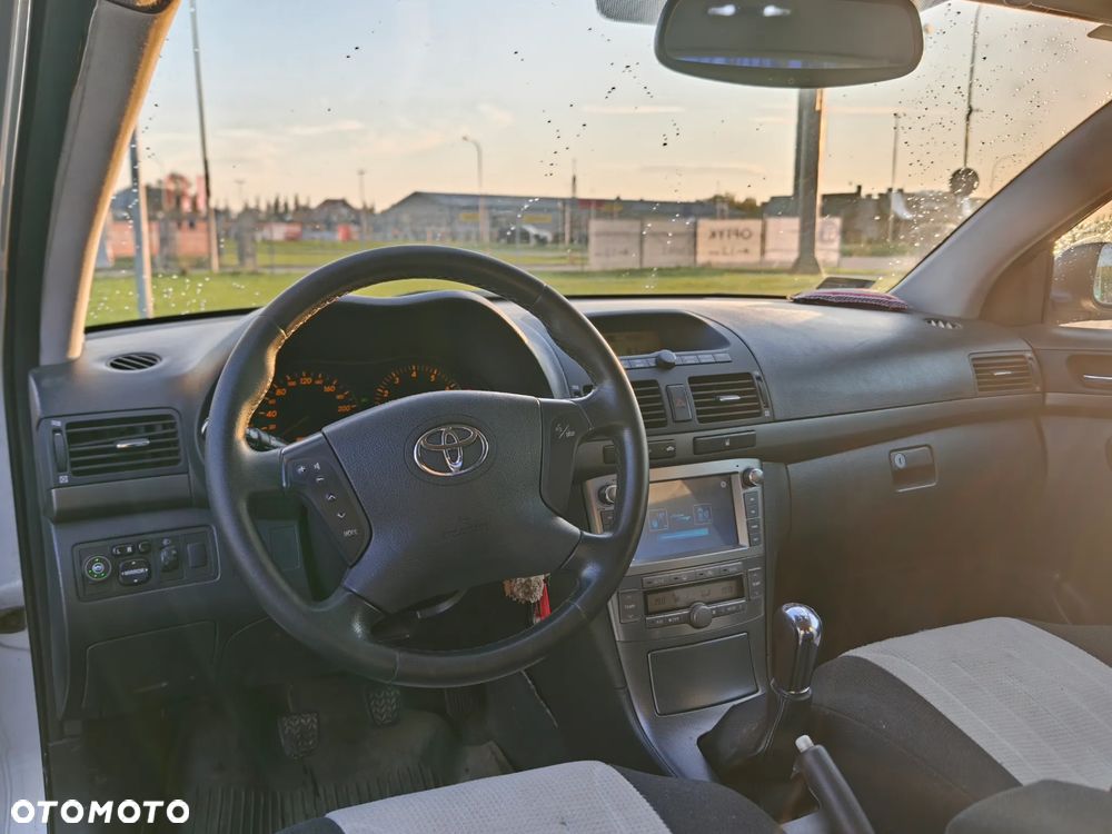 Toyota Avensis - 11