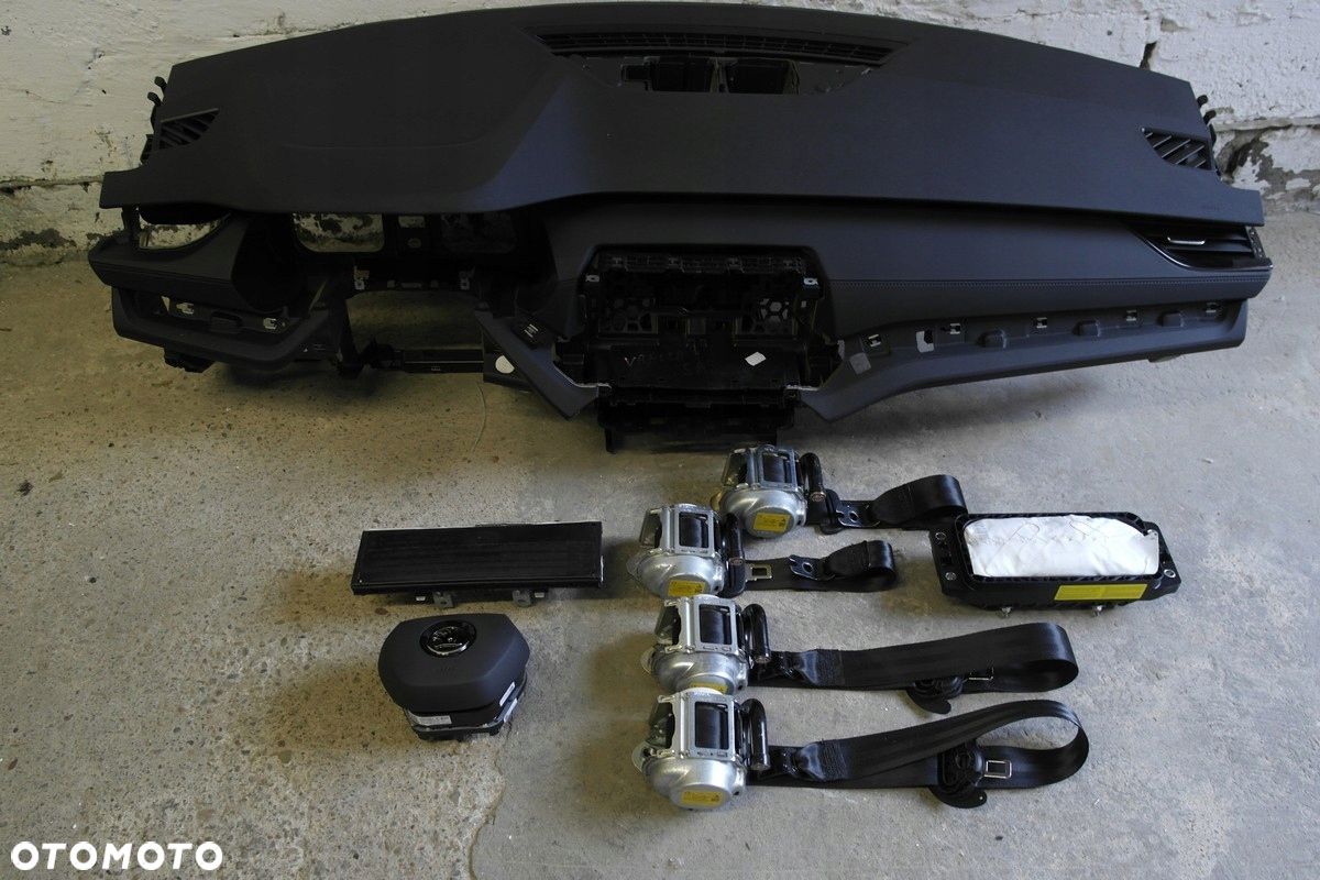 SKODA OCTAVIA IV 4 DESKA KONSOLA AIRBAG KOKPIT PULPIT PÓŁKA PASY PAS - 1