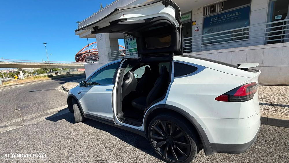 Tesla Model X - 22