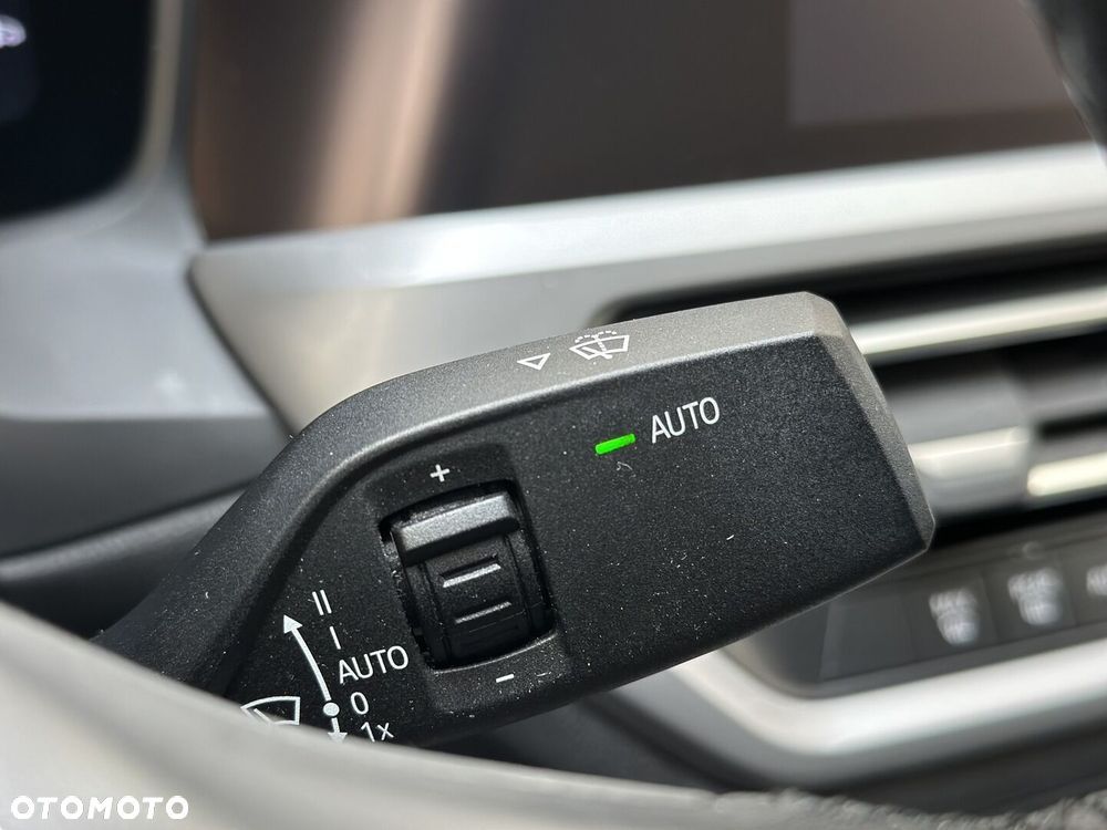 BMW Seria 3 330i xDrive Advantage - 33