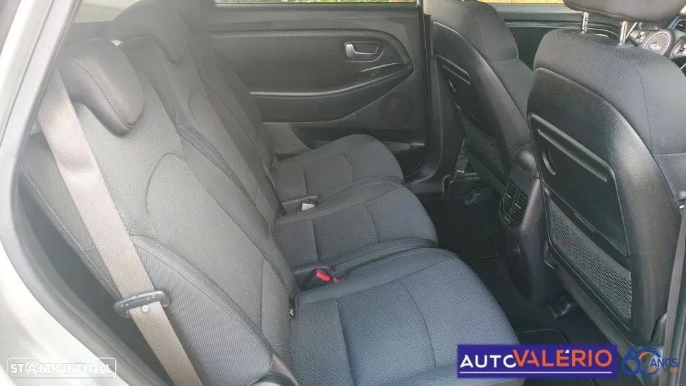 Kia Carens 1.7 CRDi ISG EX - 30