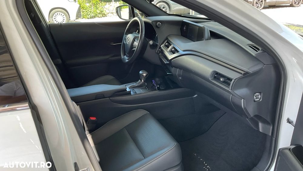 Lexus UX 250h FWD Executive - 17