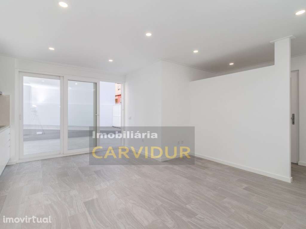 Apartamento T1 totalmente remodelado com quintal - Grande imagem: 2/23