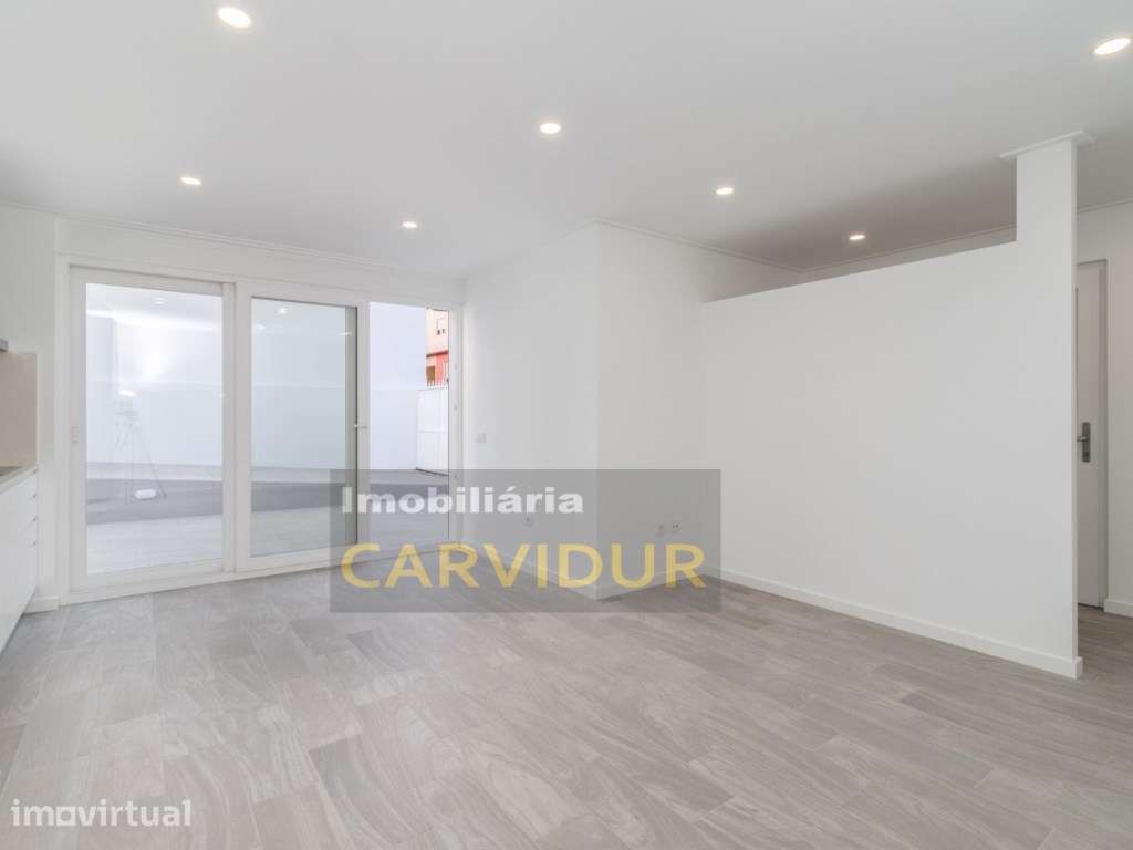 Apartamento T1 totalmente remodelado com quintal - Grande imagem: 2/23