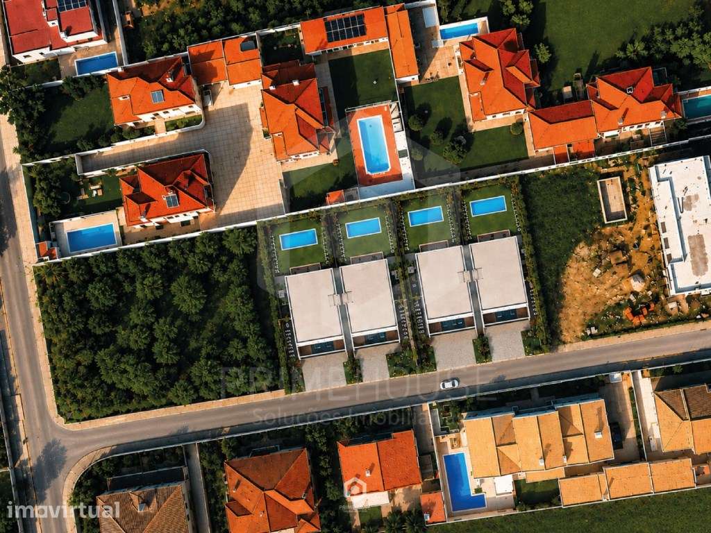 Terreno para construção de 4 moradias - Grande imagem: 2/6