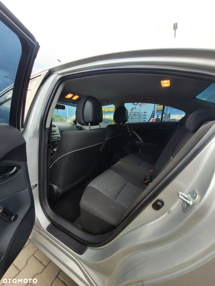 Toyota Avensis 1.8 Active MS - 12