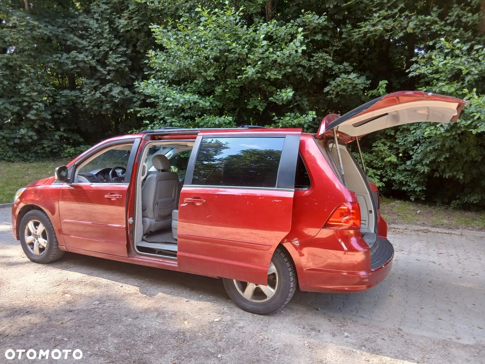 Volkswagen Routan - 5