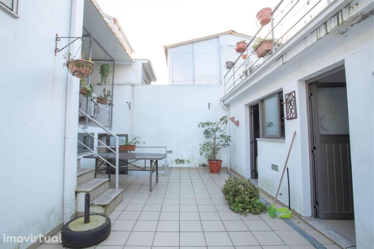 Moradia T3+1 a 200m de Santo Ovídio - Grande imagem: 2/58