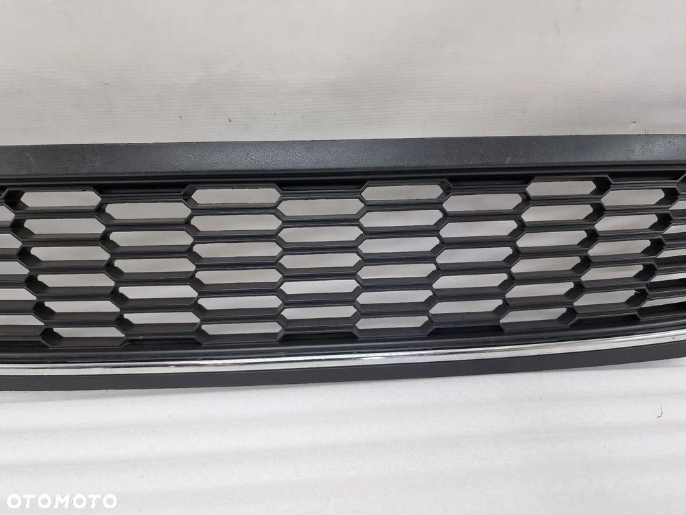 VW POLO 6R0 08- KRATKA ŚRODKOWA ZDERZAKA PRZEDNIEGO Z CHROMEM , NR 6R0853677B , NR AUKCJI K167 - 13