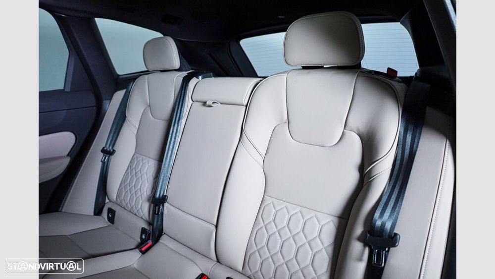 Volvo XC 60 2.0 T6 PHEV Plus Dark AWD - 9