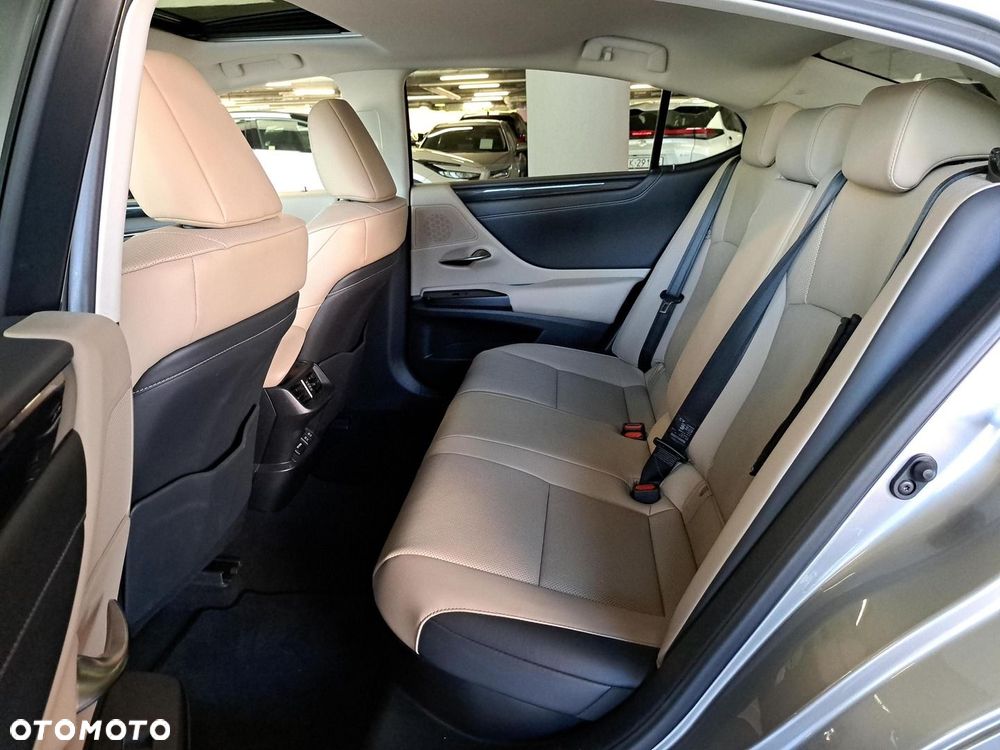Lexus ES 300h Business Edition - 11