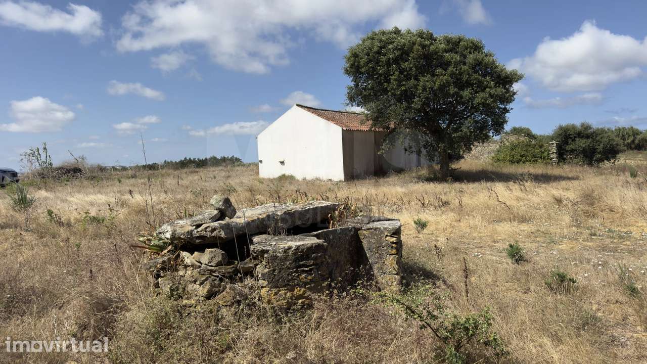 Armazém de charme em terreno rústico com quase 7.000 m² - Grande imagem: 2/5