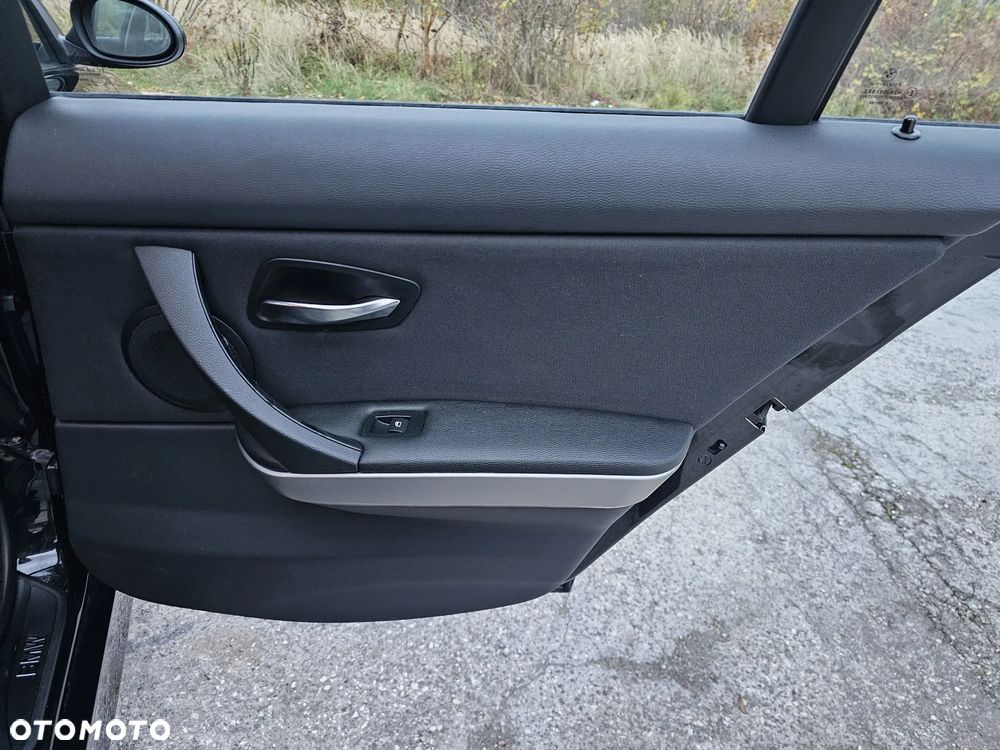 BMW Seria 3 318i - 25