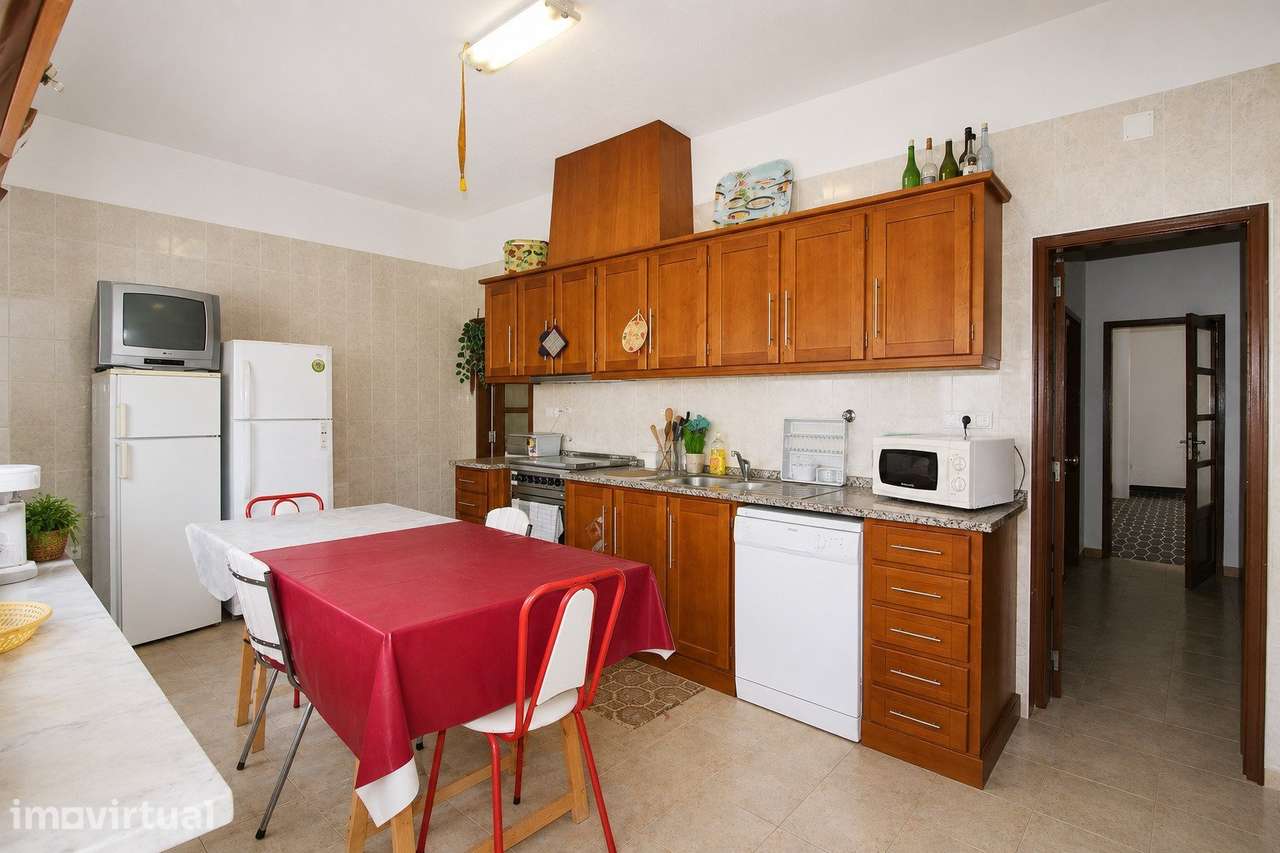 Moradia de Prestígio com T1 Independente, Terraço Panorâmico e Exce... - Grande imagem: 2/38