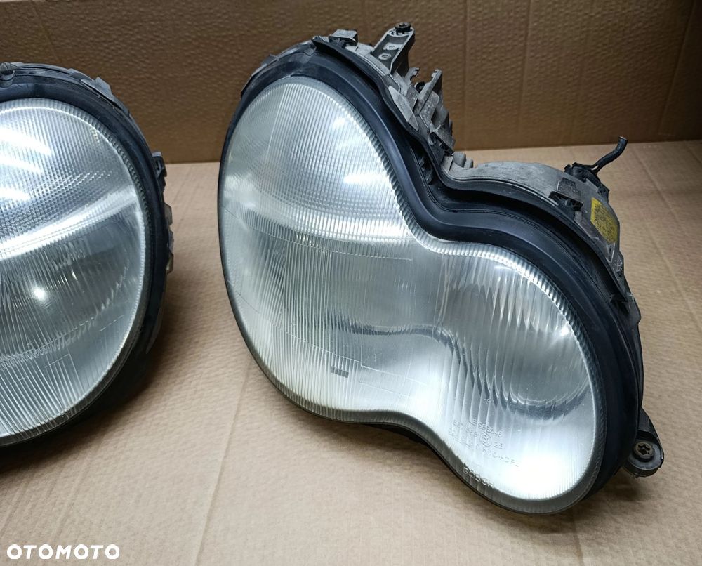 W203 lampa przednia przód Europa oryginał stan bdb bez uszkodzeń C klasa Mercedes A203 820 02 61 - 2