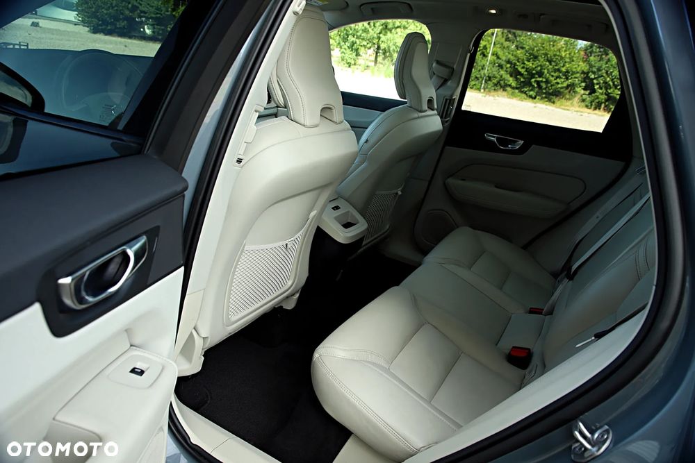Volvo XC 60 B4 D AWD Plus Dark - 20