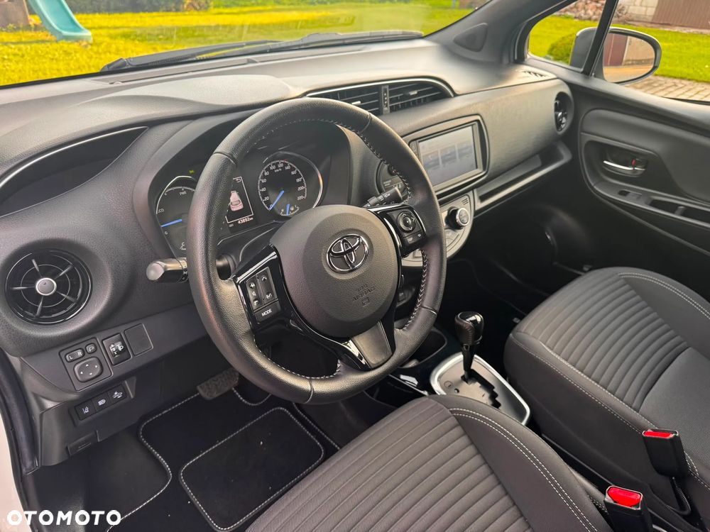 Toyota Yaris Hybrid 100 Selection - 18