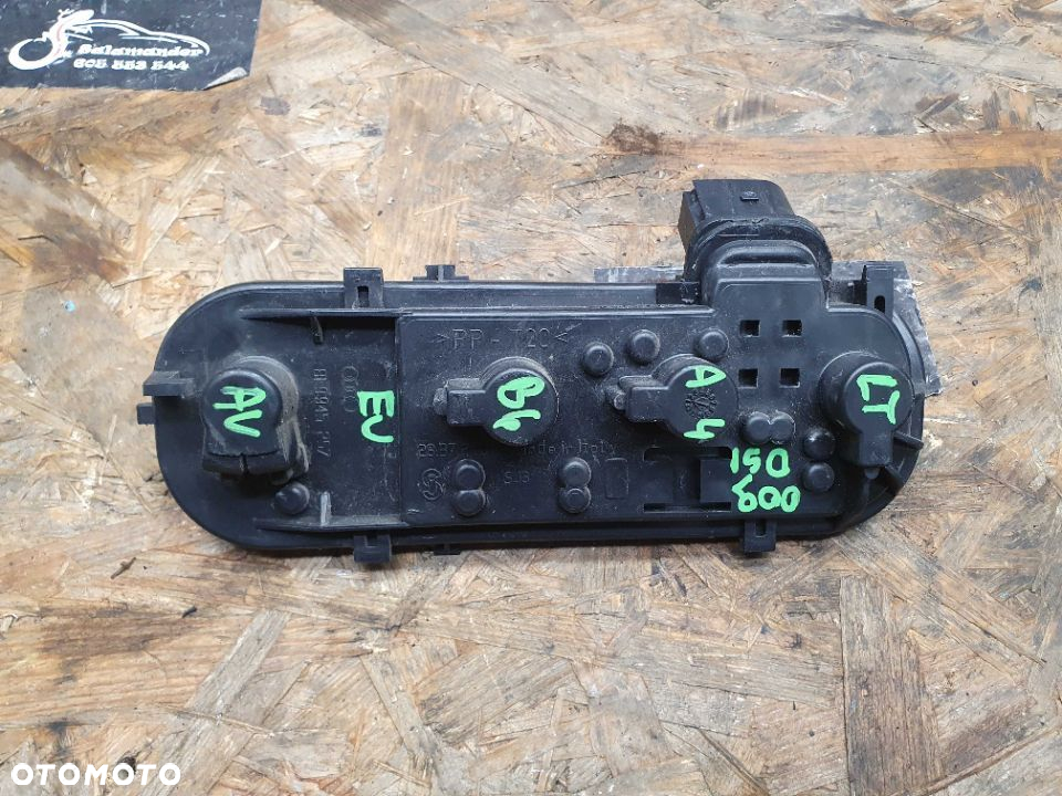 Wklad Lampy Mocowanie Zarowki LEWY Tyl Tylny EU AUDI A4 B6 Avant Kombi - 2