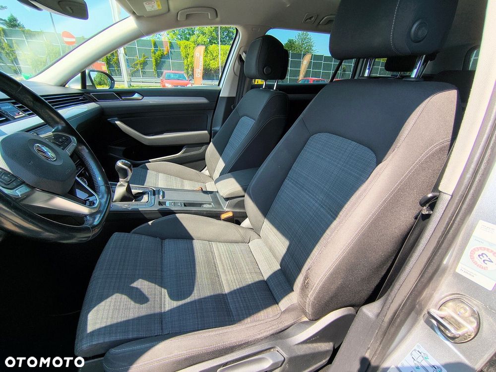 Volkswagen Passat - 12