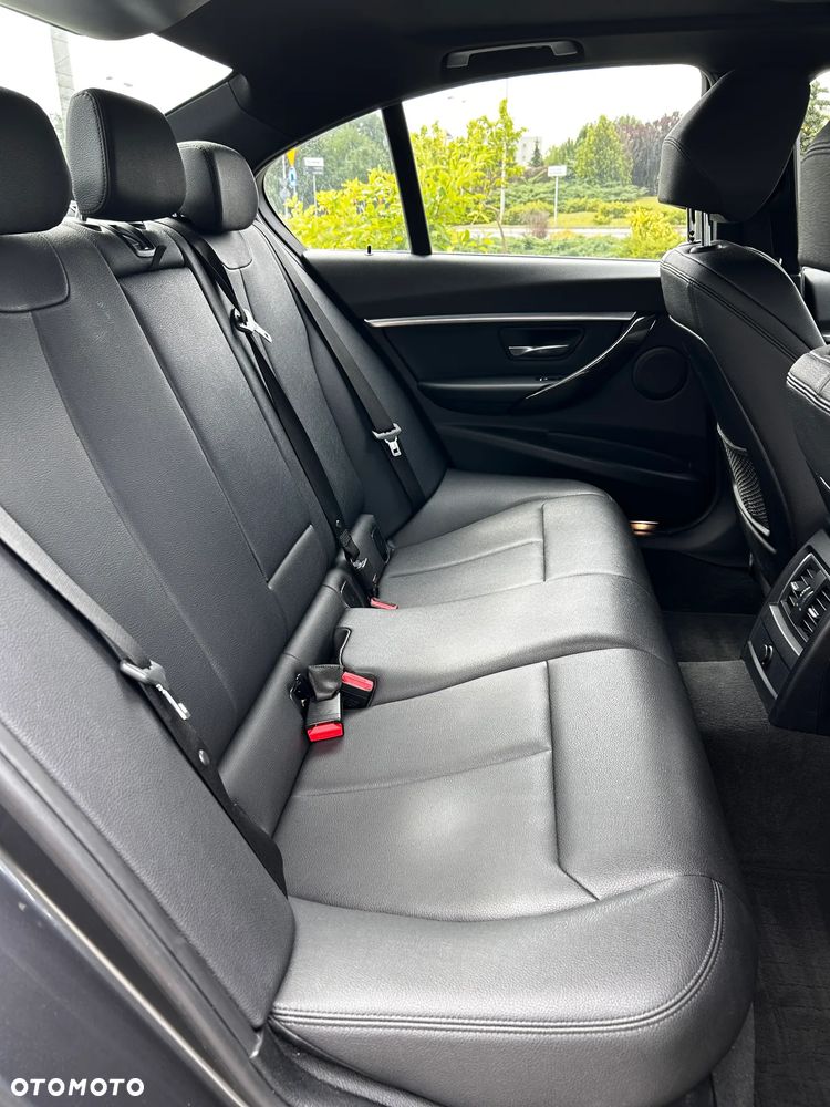 BMW Seria 3 330i xDrive Sport Line - 32