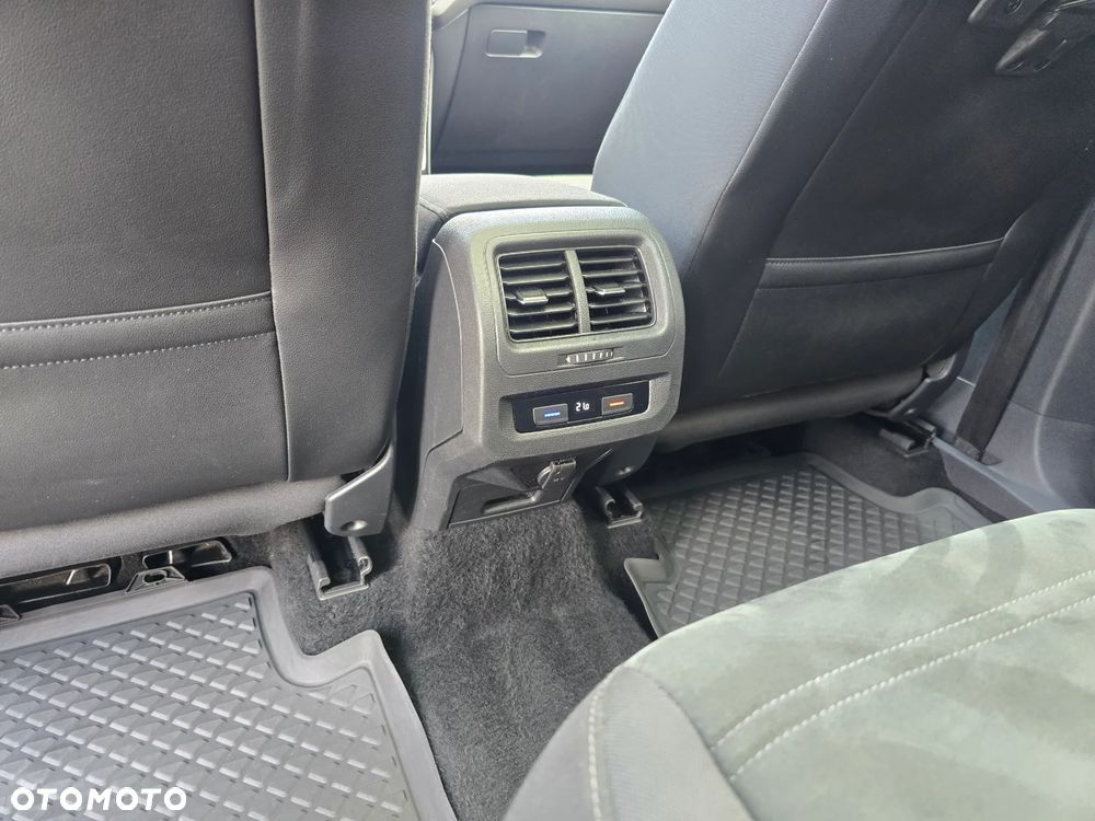 Volkswagen Touran 2.0 TDI SCR Highline - 25