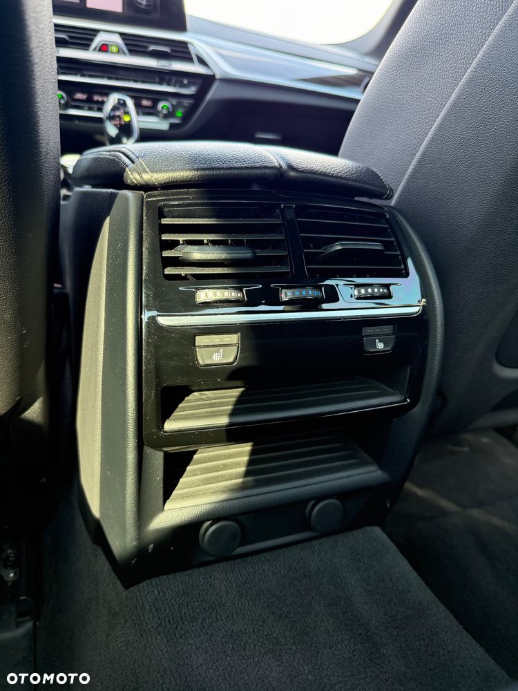 BMW Seria 5 M550i xDrive - 24