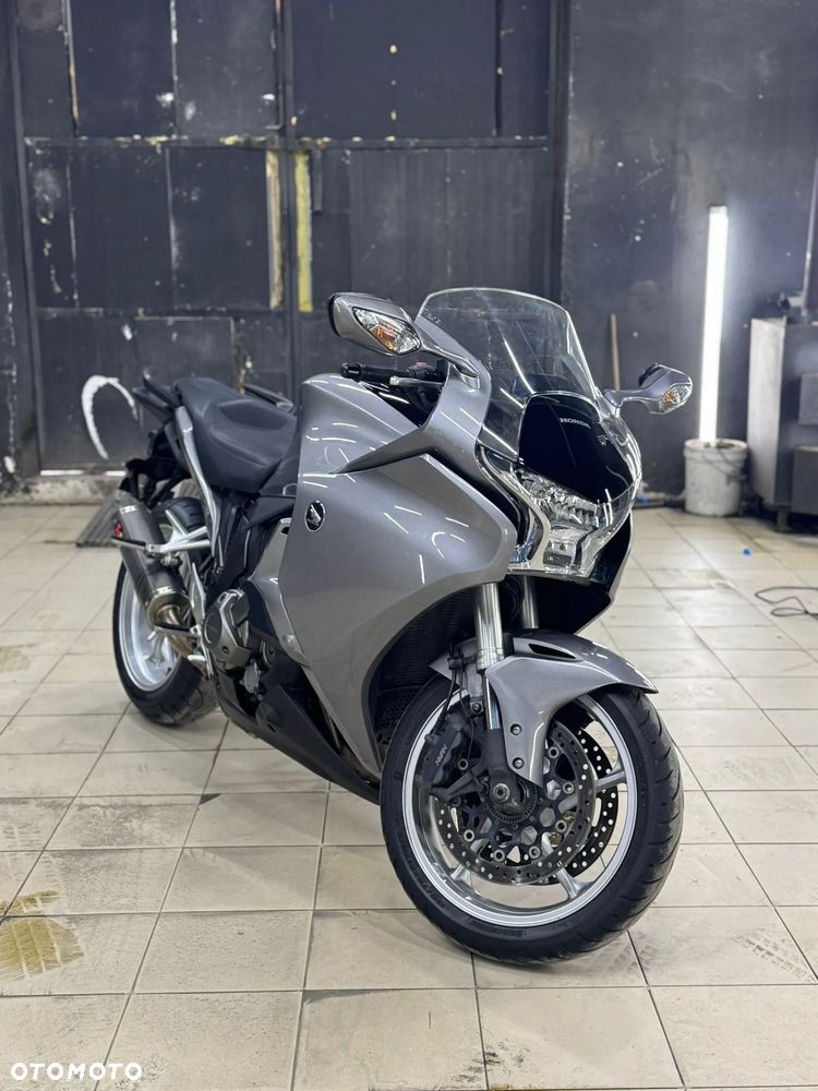 Honda VFR - 1