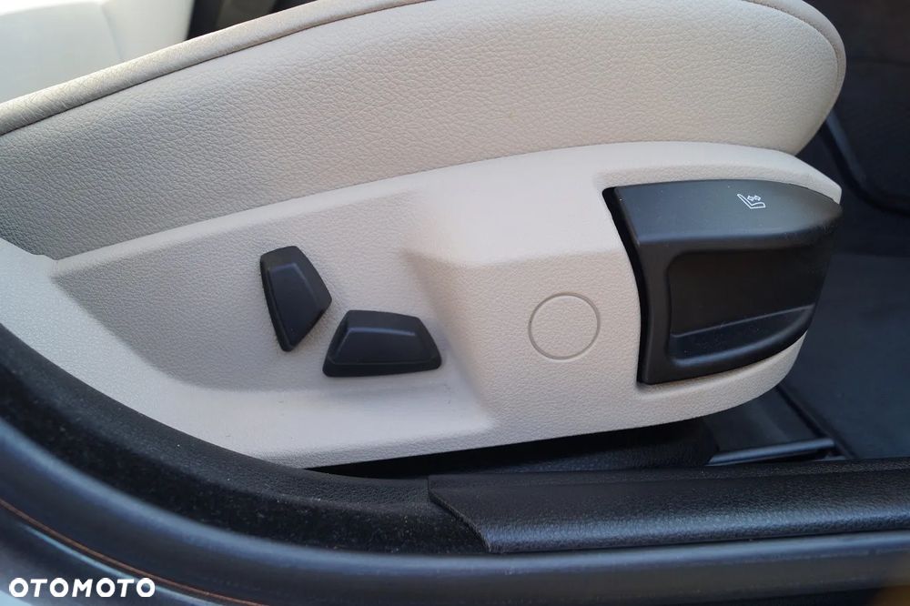 BMW Seria 5 520i - 28