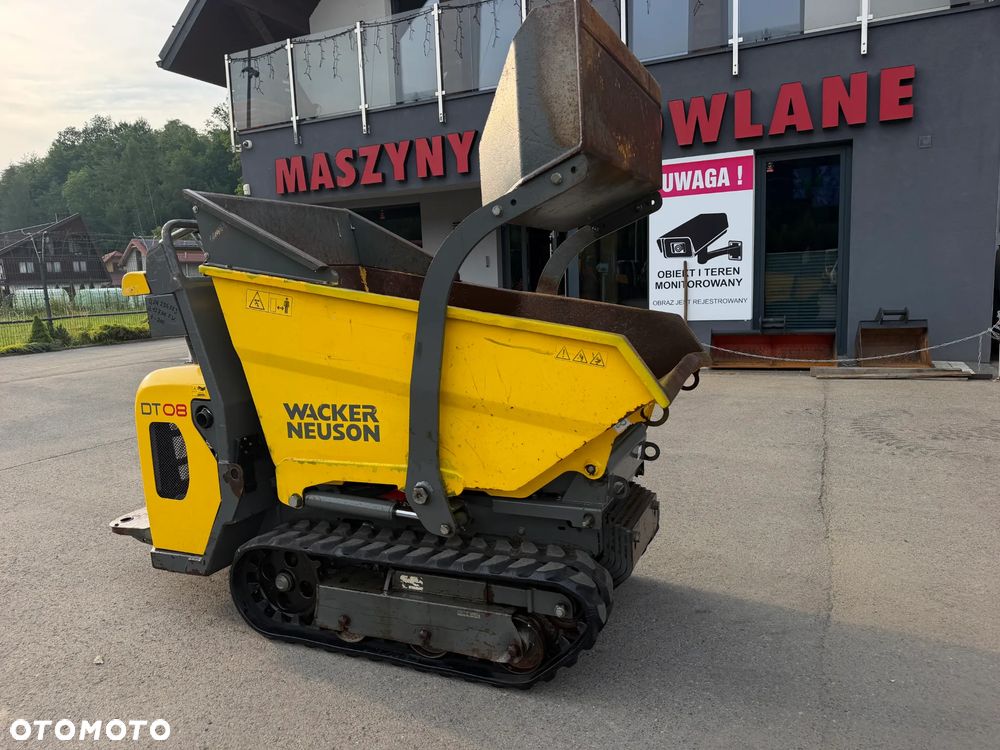 Wacker Neuson DT08 Diesel! Wozidło Samo-załadowcze 1 tona ładowność.  silnik YANMAR Kiprowanie i załadunek  własny HYDRAULICZNY. Wywrotka do specjalistycznych zadań. Bardzo mała wielkościowo a szybka i wydajna! Odpala na Kluczyk. Wywrotka sprowadzona z Norwegii z Urzędu komunalnego. Badzo zadbana maszyna bez luzów i wycieków. OKAZJA TANIO. Podest do jazdy. Perfekcyjny stan! 2017rok.  900 MTG - 2