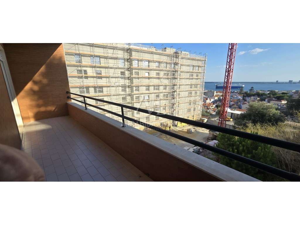 Apartamento T3 com otimas áreas a 5 minutos da Avenida Luisa Todi - Grande imagem: 5/40