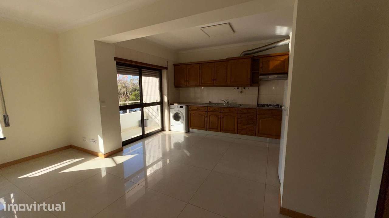 Apartamento T2 com 2 casas de banho e varanda. Junto a hipermercado... - Grande imagem: 3/23