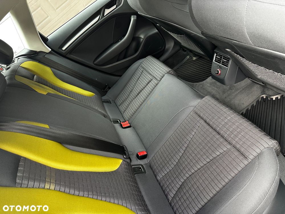 Audi A3 Sportback 1.6 TDI S line Sportpaket - 19