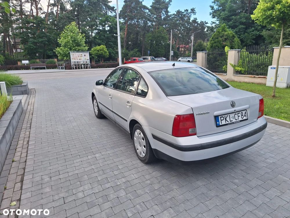Volkswagen Passat 1.6 Comfortline - 16