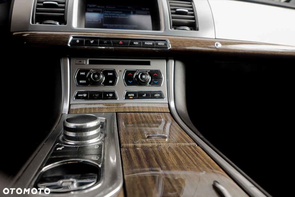 Jaguar XF 2.2 D Luxury - 28
