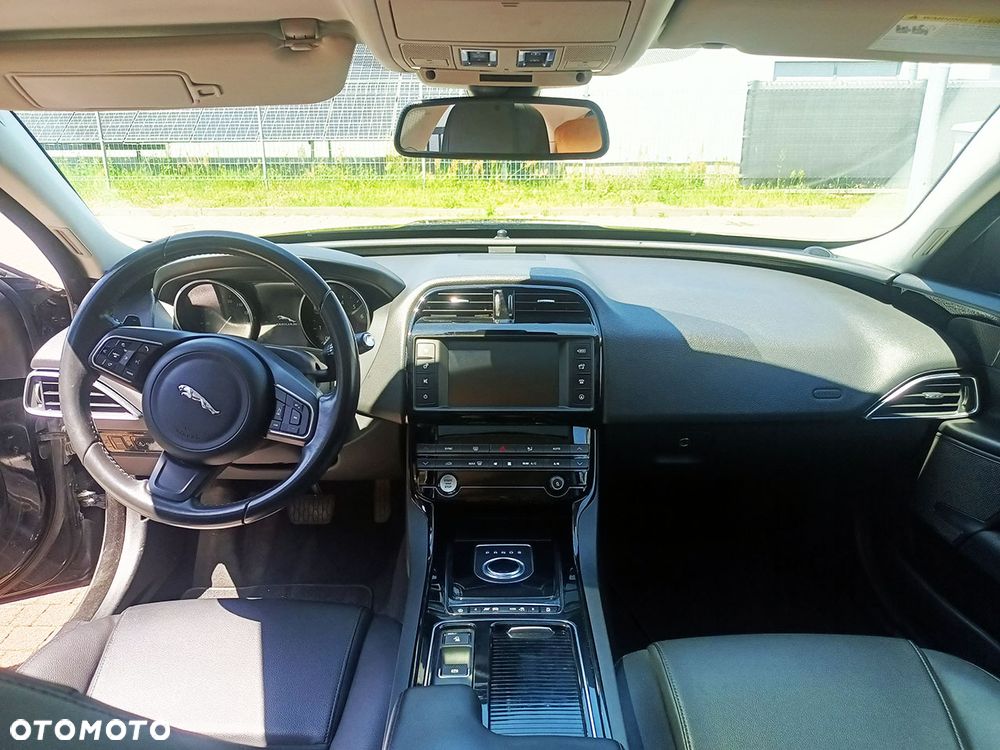 Jaguar XE P250 S - 8
