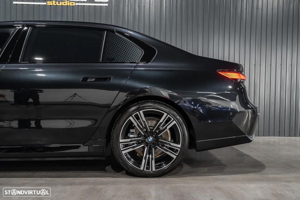 BMW 750 750e xDrive Pack Desportivo M - 35
