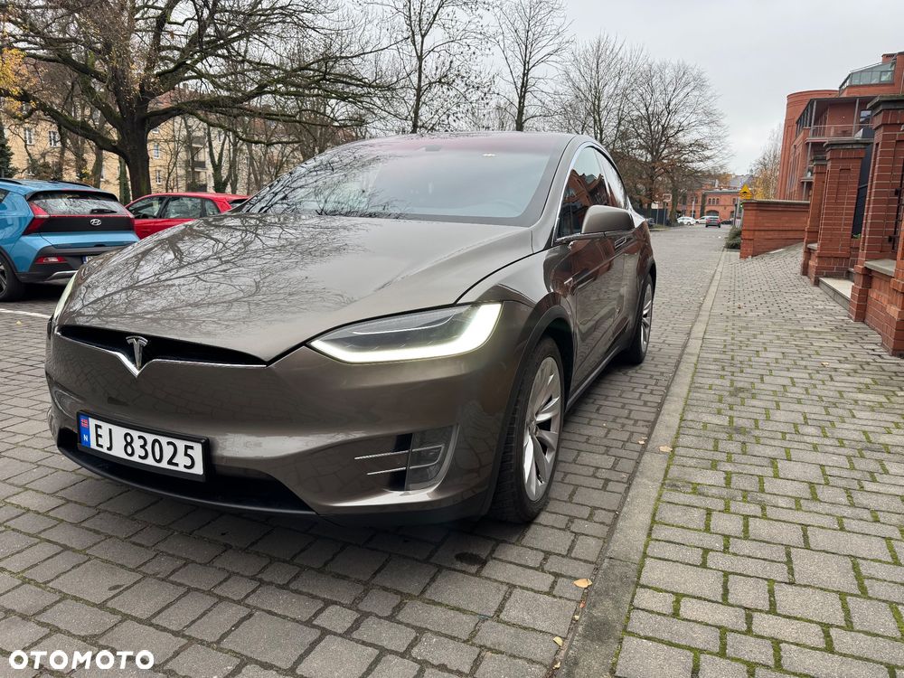 Tesla Model X - 3