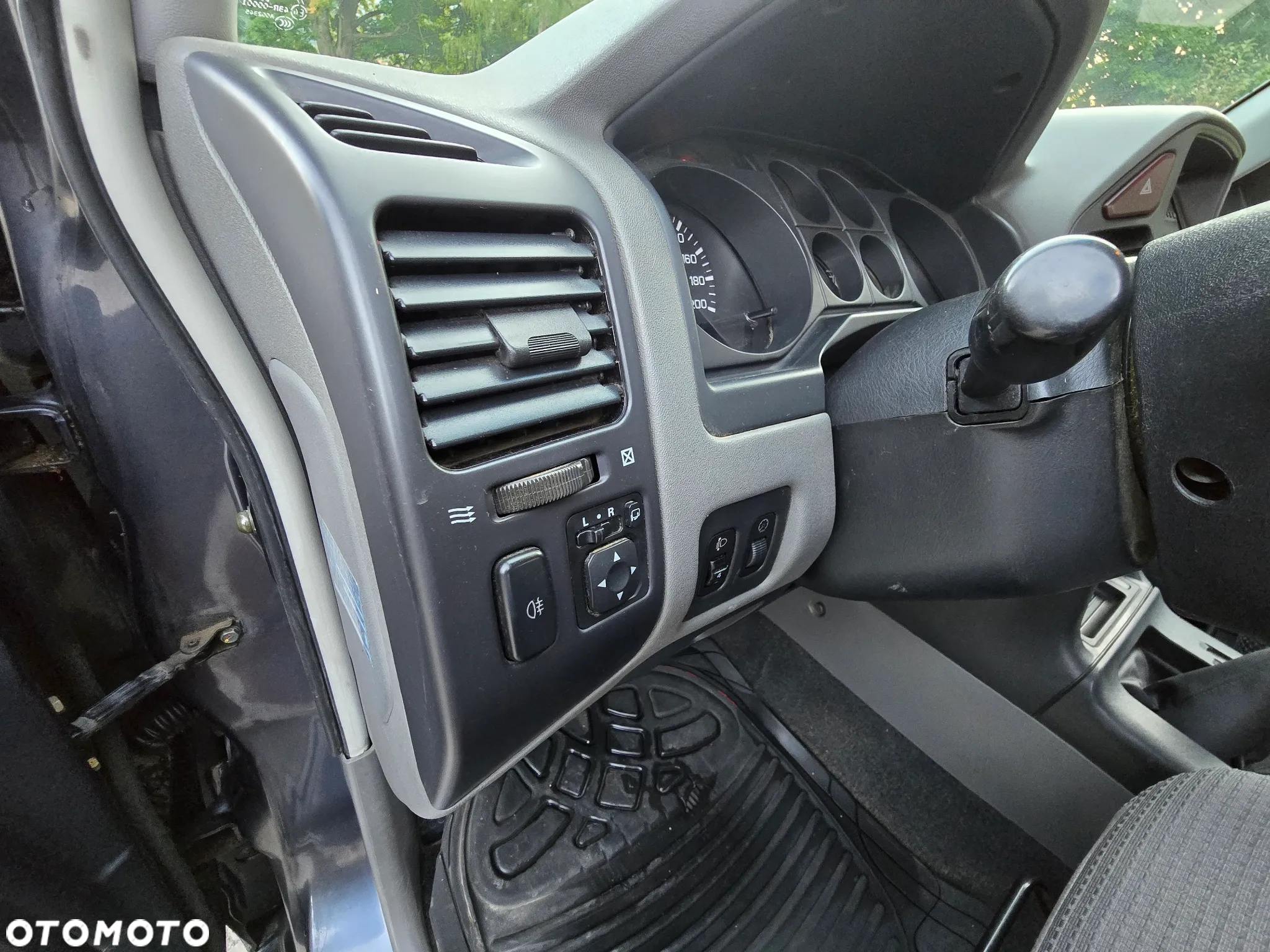 Mitsubishi Pajero - 28