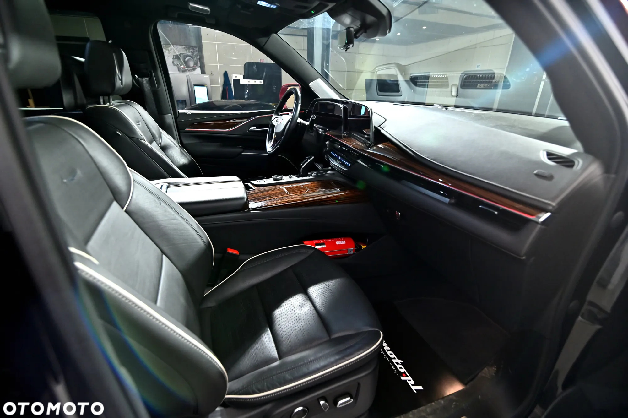 Cadillac Escalade - 24