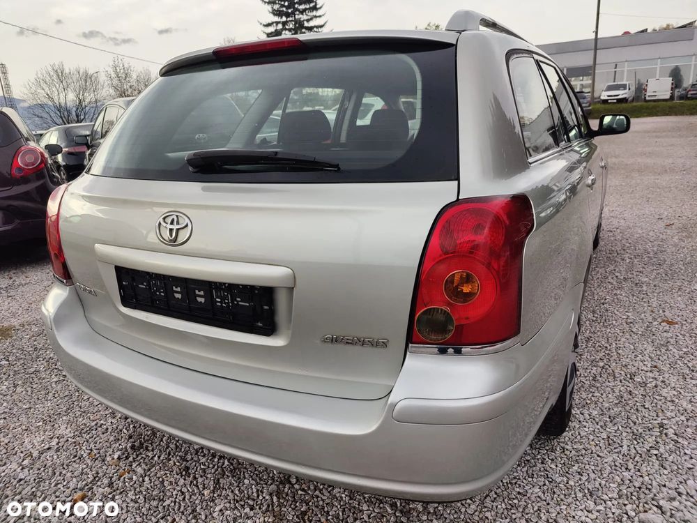 Toyota Avensis - 17