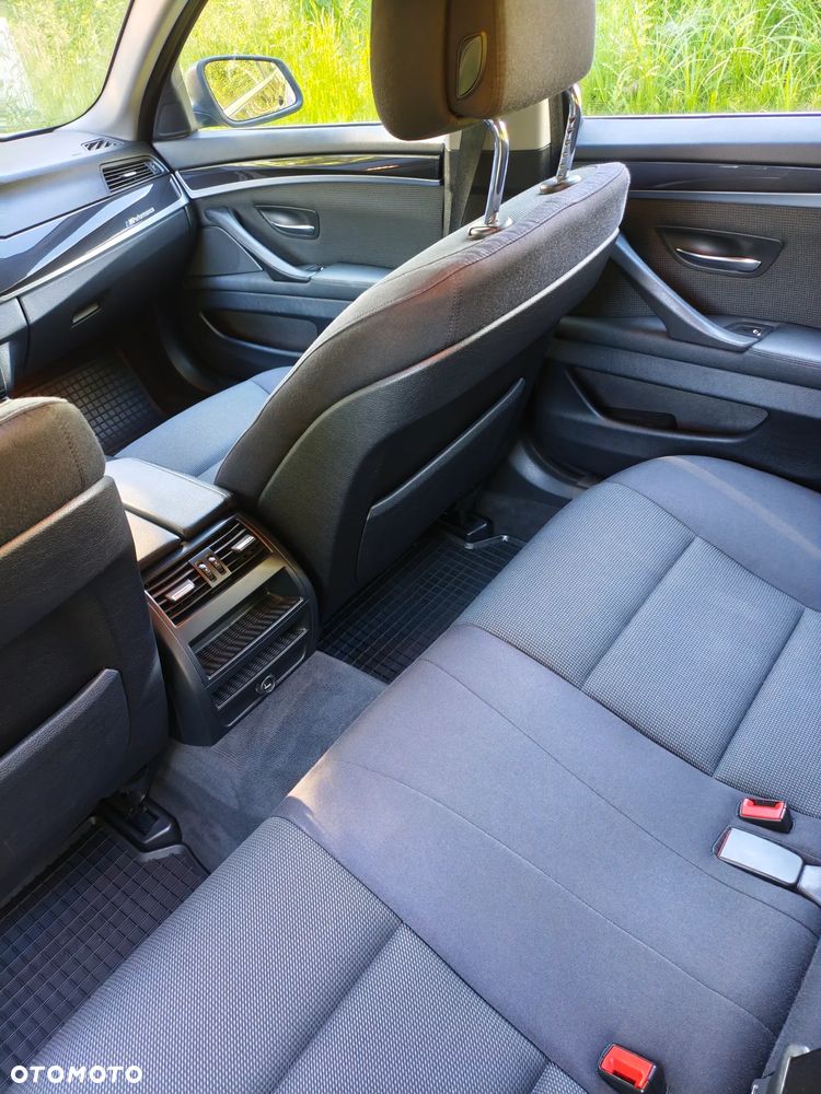 BMW Seria 5 525d xDrive - 13