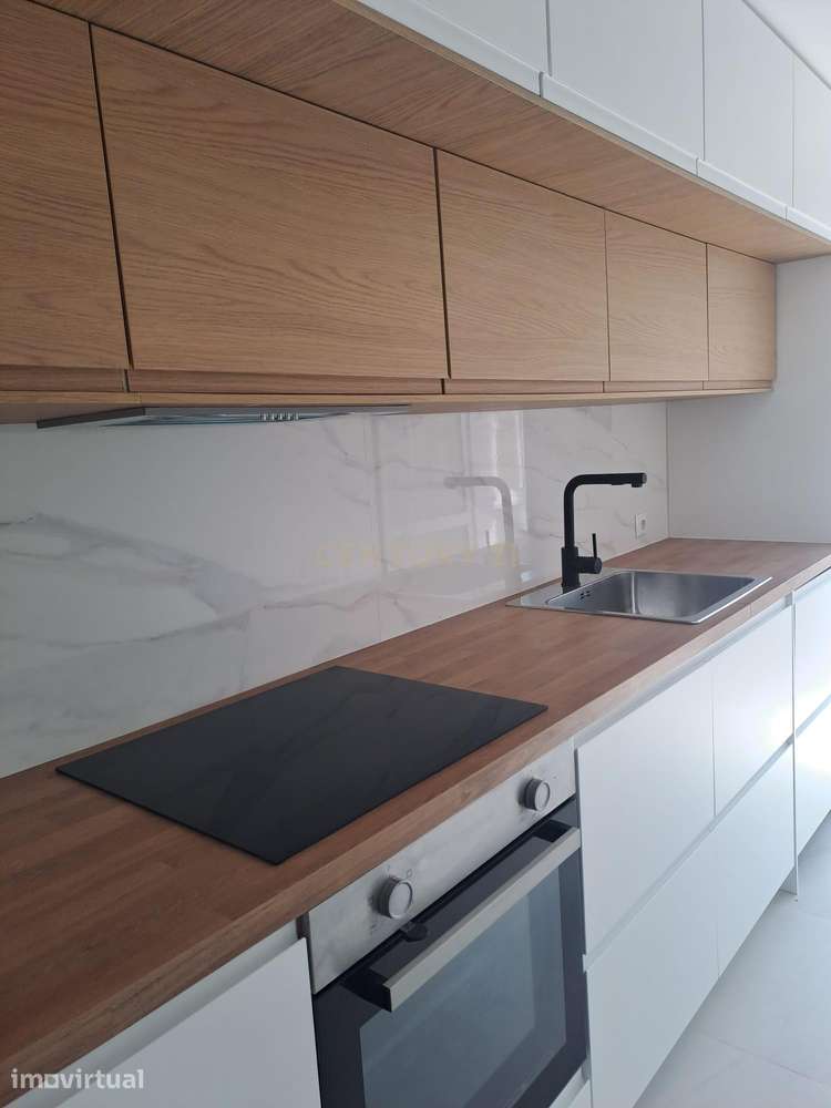 T2 Totalmente Remodelado em Almada | Luminosidade, Conforto e Localiza - Grande imagem: 2/25