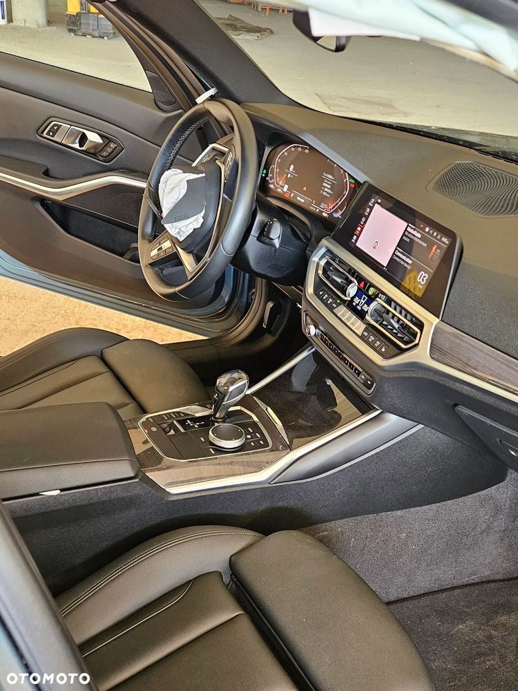 BMW Seria 3 330i Sport Line - 12