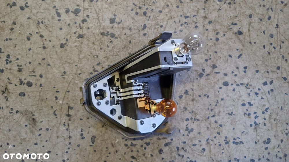 RENAULT CLIO III KOMBI WKŁAD LAMPY TYŁ LEWY - 1
