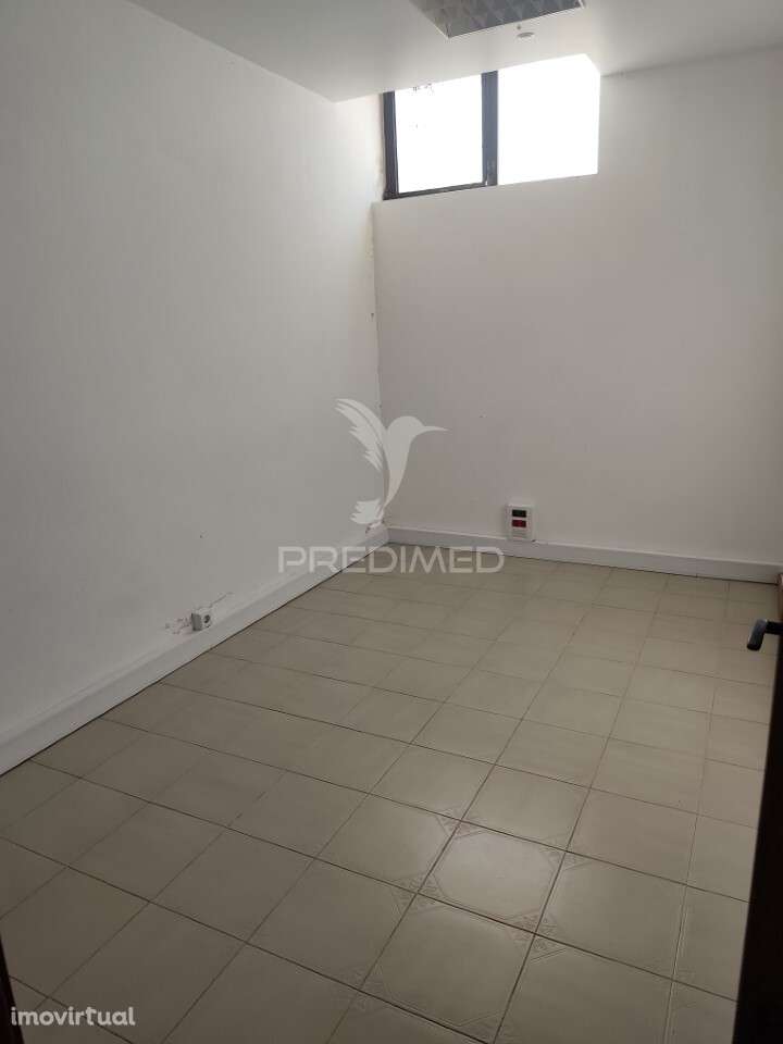 Quarteira – Armazém com possibilidade de loja adicional - Grande imagem: 2/14