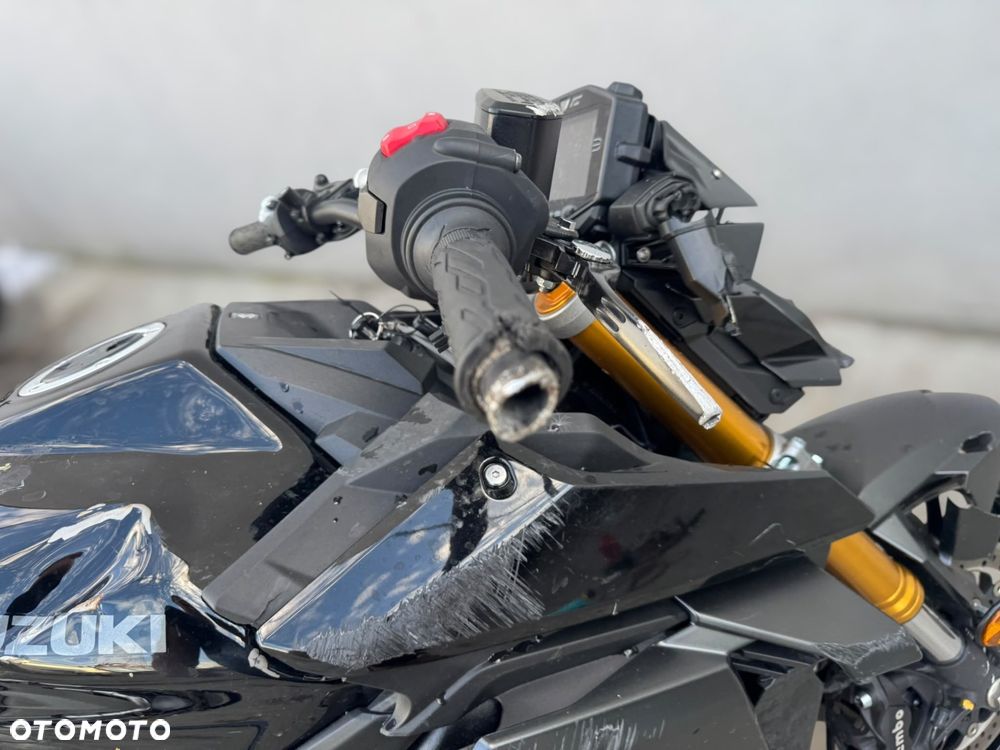 Suzuki GSX - 12